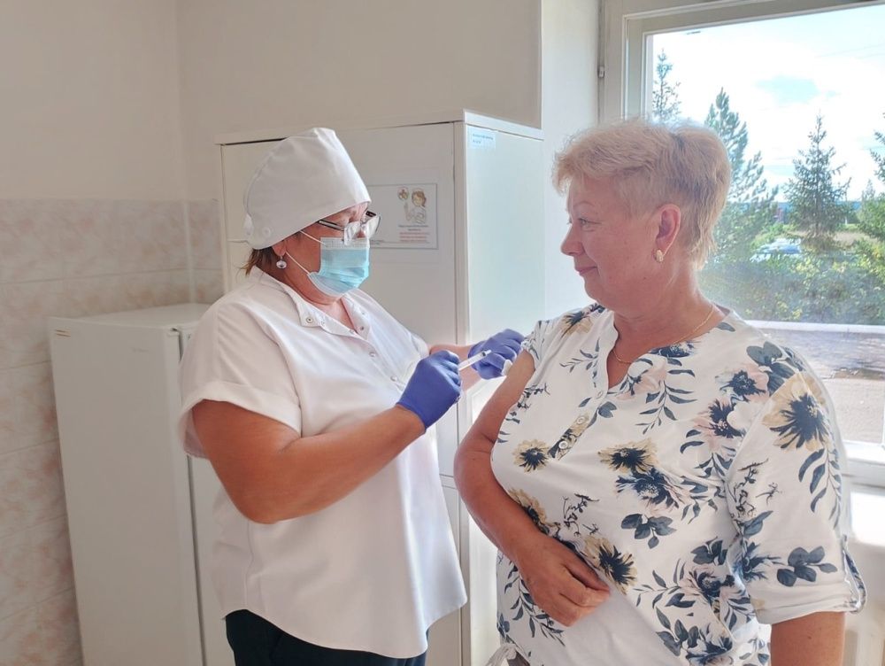 В Раевской ЦРБ успешно продолжается кампания по вакцинации против гриппа!