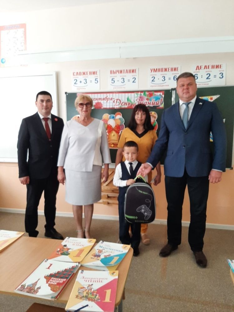 Главный врач поздравил с праздником первосентябрьского звонка