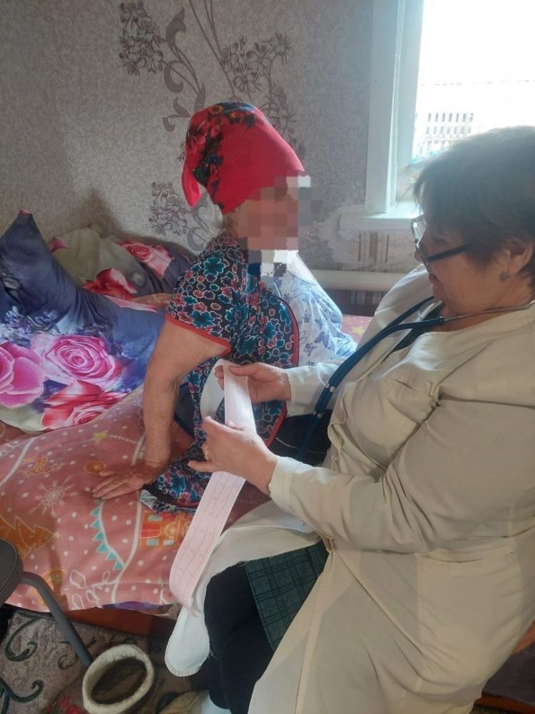 Врач-терапевт Зульфира Галимовна Сахибгареева провела осмотр населения села Зеленый Клин